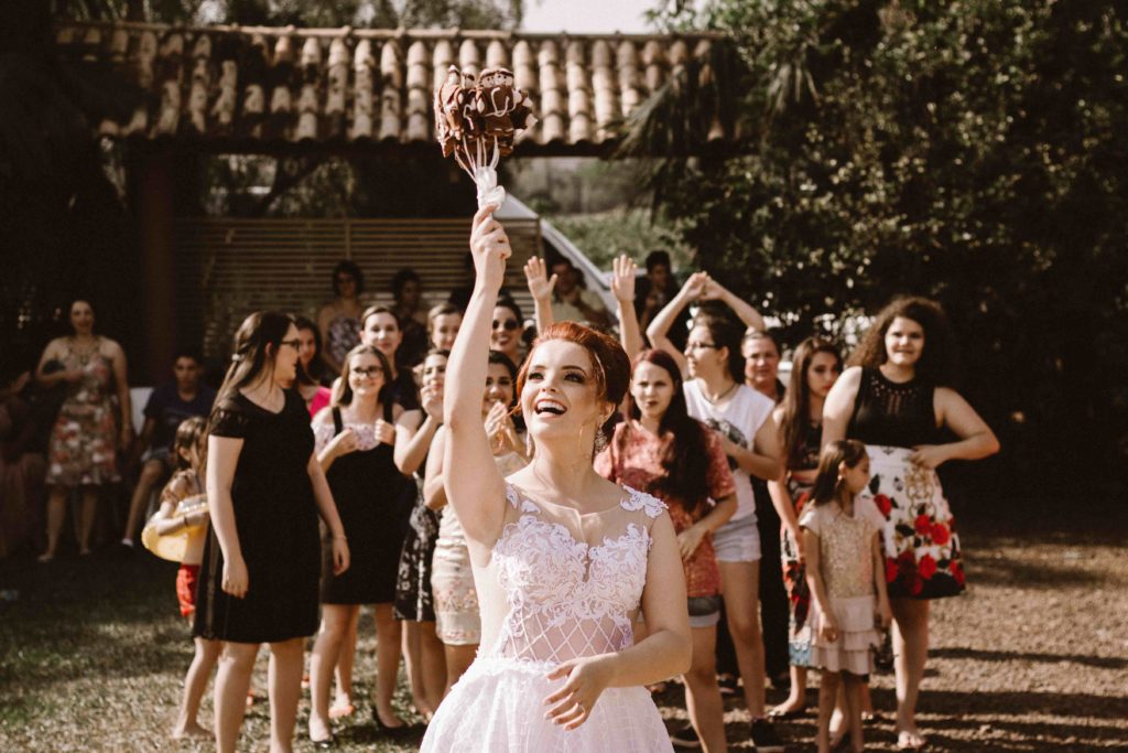 Das Brautstraußwerfen ist eine beliebte Hochzeitstradition